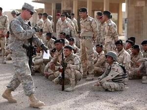 ضابط اميركي مع مجموعة من الجنود العراقيين