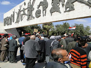  الموظفون والمتقاعدون العراقيون احتشدوا بساحة التحرير في بغداد