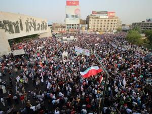 الاف العراقيين يتظاهرون ضد الفساد ونقص الخدمات وسط بغداد