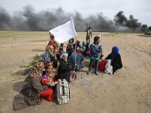 Displaced Iraqi families gather as they flee a military operation by Iraqi security personnel aimed at retaking areas from Daesh, in the desert west of the city of Samarra on March 3, 2016. (AFP/Ahmad al-Rubaye)