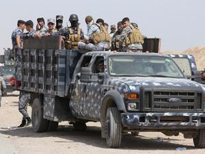 Iraqi security forces and paramilitaries deploy, on May 26, 2015, in al-Nibaie area, north-west of Baghdad, during an operation aimed at cutting off Daesh in Anbar province before a major offensive to retake the city of Ramadi. (AFP/Ahmad al-Rubaye)