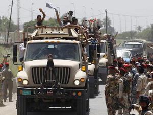 ارشيف/ متطوعون وقوات عراقية 