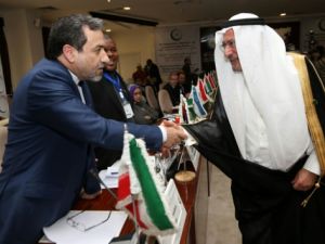 امين عام منظمة التعاون الاسلامي اياد امين مدني (يمين) مصافحا نائب وزير الخارجية الايراني عباس عراقجي
