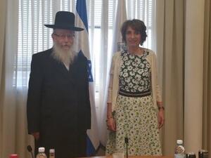 وزير الصحة الإسرائيلي يثير الجدل برفضه مصافحة نظيرته الفرنسية لأنها امرأة
