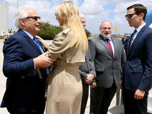 “إيفانكا ترامب” ابنة الرئيس الأمريكي دونالد ترامب، وزوجها جاريد كوشنير (مستشار ترامب) يصلان تل أبيب