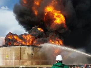 حريق هائل الأحد، بمجمع مصافي النفط في مدينة حيفا بإسرائيل