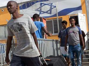 يعيش حالياً نحو 34 ألفاً من البالغين الإرتيريين والسودانيين في إسرائيل