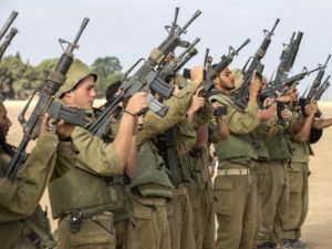 Israeli soldiers check their weapons on Israel-Gaza border (AFP/File Photo)	