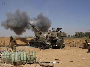 وحدة مدفعية اسرائيلية متحركة تطلق قذائف في اتجاه قطاع غزة
