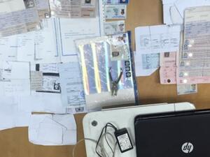 قامت القوات بمصادرة جهاز كمبيوتر محمول وطابعة ومواد خام ووثائق مزورة