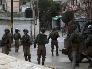 أقدم مستوطنون مساء الاثنين، على اقتلاع أكثر من مئة شجرة عنب مثمرة في قرية شرق رام الله