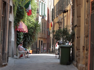 إيطالي ترك جثة والدته ستة أشهر على الأريكة ليستمر في صرف معاشها