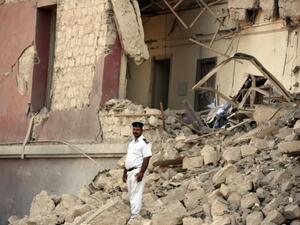 شرطي مصري وسط انقاض خلفها الهجوم على القنصلية الايطالية في القاهرة
