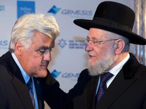 Leno (L) speaks with Israeli former Chief Rabbi Meir Lau (R) before Leno hosts the Genesis Prize ceremony in Jerusalem. (Vosizneias.com)