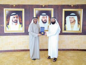 منصور العور، رئيس جامعة حمدان بن محمد الذكية، وعبدالله بن زايد الفلاسي، مدير عام دائرة الموارد البشرية لحكومة دبي.
