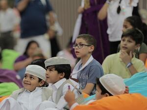 أطفال يستمعون إلى القصص خلال احتفالات مؤسسة قطر بليلة القرنقعوه في الشقب