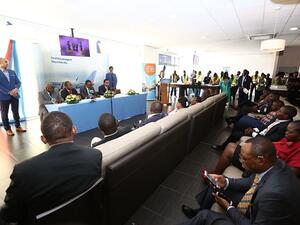 يعقد مؤتمر صحفي في فلاي دبي في كينشاسا.