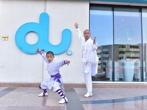 استعرض أعضاء الفرقة بعض فنون وحركات رياضة الكونغ فو أمام عملاء وموظفي دو.