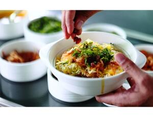 إحدى وجبات درجة رجال الأعمال على رحلات طيران الإمارات