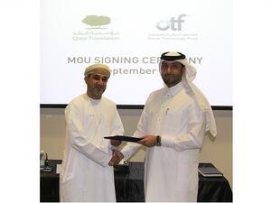 الدكتور حمد الإبراهيم، نائب الرئيس التنفيذي لقطاع البحوث والتطوير بمؤسسة قطر، والمهندس يوسف الحارثي، الرئيس التنفيذي للصندوق العماني للتكنولوجيا، يوقعان مذكرة التفاهم التي تعزز التعاون في مجال تطوير التكنولوجيا بين قطر وُعمان
