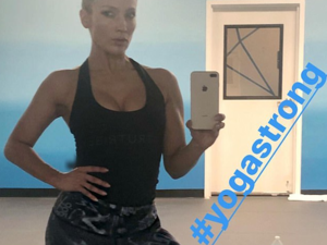 Jennifer wore a tight black tank top with plunging neckline along with grey leggings in the clip. (Jennifer Lopez / Instagram)