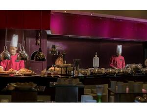 تقدم هذه التجربة الخاصة قائمة طعام استثنائية تشمل العديد من خيارات الطعام العربية، والآسيوية، والشرق أوسطية.