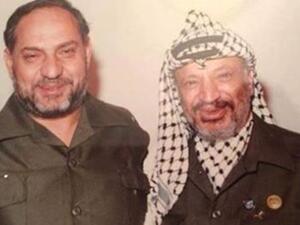 الحسيني في صورة تاريخية مع زعيم حركة فتح الراحل ياسر عرفات - أرشيف