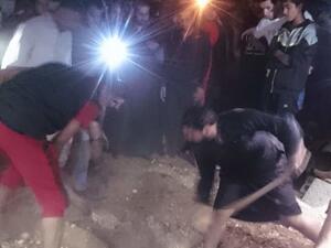 لحظة فتح قبر السيدة من قبل أبنائها ومواطنين 