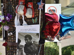 Items left by people paying homage to boxing legend Muhammad Ali, who passed away on the eve, on June 4. (AFP photo)