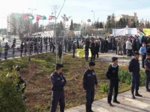 الشرطة اعتقلت 15 متظاهرا يواجهون اتهامات بمحاولة تقويض النظام