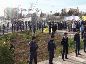 الشرطة الاردنية تحيط بمتظاهرين تجمعوا تضامنا مع المعتقلين في عمان امس السبت 31/3/الصورة عن موقع في المرصاد الاردني
