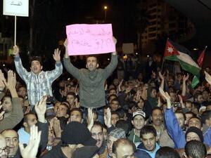 معتصمون يحملون لافتات ترفض رفع الاسعار على ميدان جمال عبدالناصر/دوار الداخلية في العاصمة الاردنية عمان/أ.ف.ب