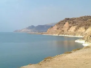 الجيش الإسرائيلي أوقف زورقا صغيرا بالبحر الميت كان بداخله فلسطينيين اثنين في الأربعينات من عمرهم 