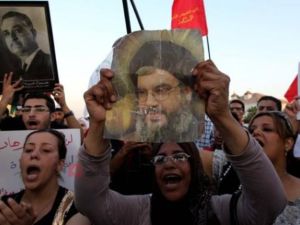 مئات الناشطين القوميين واليساريين يعتصمون أمام السفارة الأميركية في العاصمة عمان