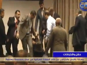 لقطة تظهر إعتداء أمن السفارة العراقية على محامين أردنيين