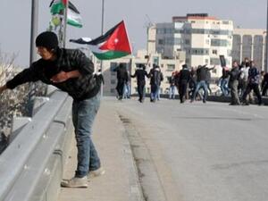 شاب يرشق الحجارة على المعتصمين من جسر فوق ميدان جمال عبدالناصر/ الصورة من موقع خبرني