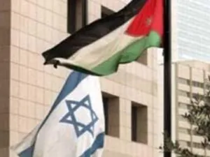 العلمان الأردني والإسرائيلي في موقع السفارة الإسرائيلية بالعاصمة عمان