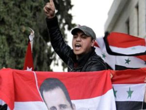 مؤيدون للنظام السوري يهتفون أمام السفارة السورية في العاصمة الاردنية عمان