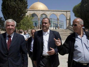 المجالي (وسط) خلال زيارته للقدس