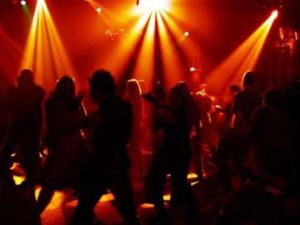 طالب المعتصمون بإغلاق الملاهي الليلية كافة في المملكة 