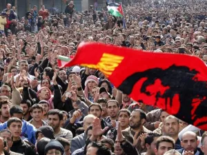 متظاهرون في وسط العاصمة عمان يلوحون براية كبيرة عليها صورة الثائر اللاتيني تشي غيفارا/أ.ف.ب