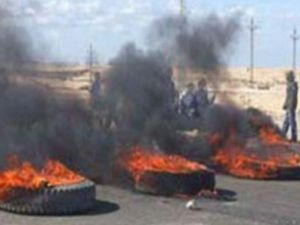 محتجون أردنيون يشعلون الإطارات بأحد الطرقات/ أرشيفية