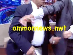 النائب الشوابكة مظهرا مسدسه/الصورة عن موقع عمون