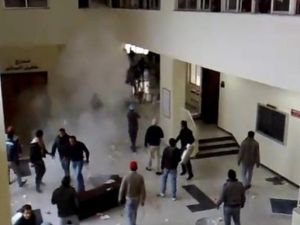 طلبة يحطمون موجودات احدى الكليات خلال مشاجرة في جامعة اليرموك/شمال/ارشيف