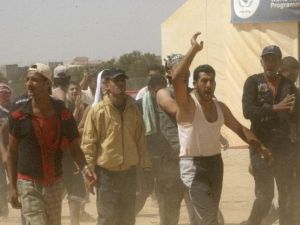 لاجئون سوريون يحتجون على اوضاعهم في مخيم الزعتري/أ.ف.ب