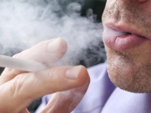 القبض على شاب أحرق عملة نقدية من أجل اشعال سيجارته!