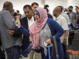 مزاد على حذاء صحافية رشقت به قياديا حوثيا في جنيف