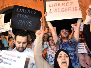 الجزائر تتكئ على نظرية المؤامرة لاحتواء الاحتجاجات