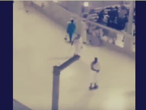 معتمر يطوف حول الكعبة على "سكوتر"