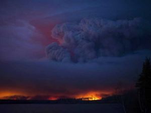 إجلاء المئات بسبب حريق غابات إلى الشرق من لوس أنجليس - ارشيف 